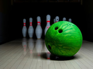 How do the top professional bowlers approach lane transitions during a tournament, and what strategies do they employ to adapt?