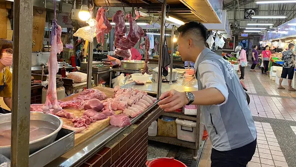 ▲彰化肉品市場電腦遭駭休市，導致後端肉品屠宰流程出現延誤，縣議員楊子賢接獲大量肉販大吐苦水陳情，「無肉可賣」只能被迫休息。（資料照片／楊子賢議員提供）