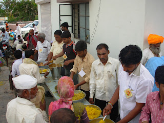 alandi pandharpur ashadi wari food being served