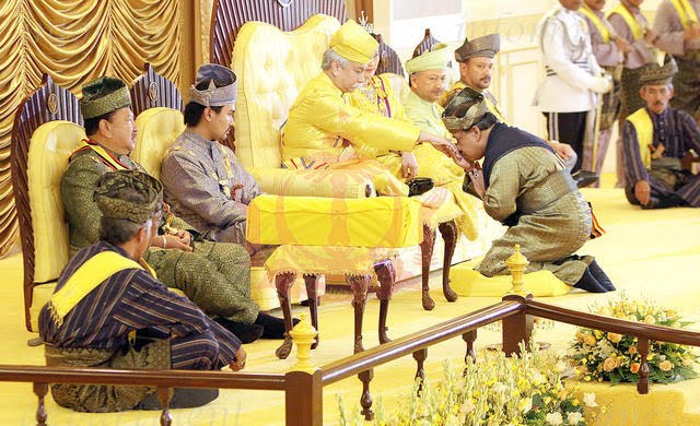 Duli Mahkota : pertabalan DYMM Tuanku Muhriz ibni Almarhum Tuanku Munawir