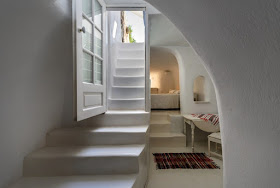 white house in Oia chic and deco blog