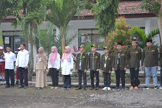 Foto Bersama KKN dan Guru SDN 2 Singolatren