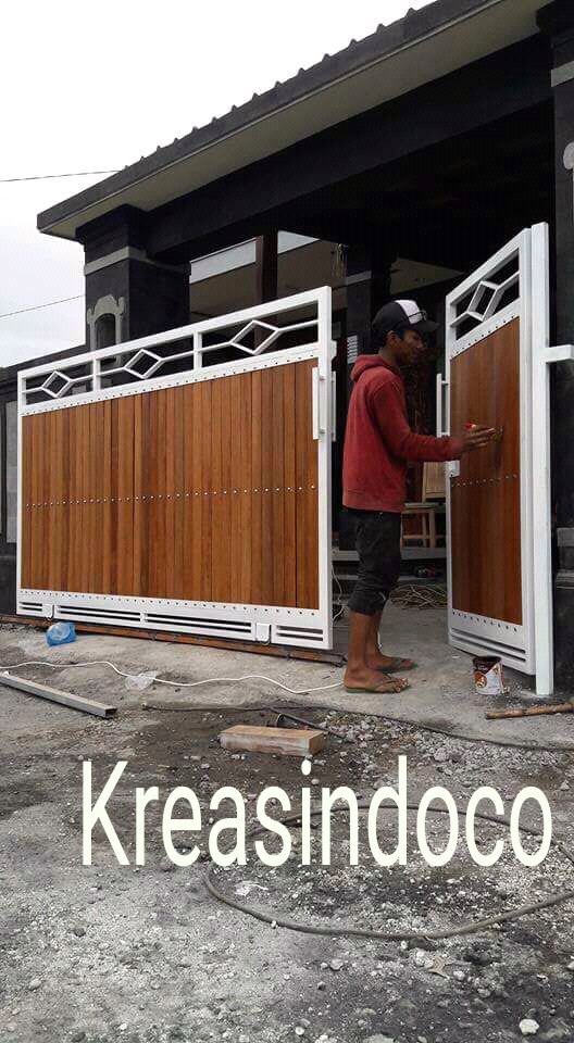  Pintu Besi Kombinasi Kayu Kamper Pemasangan di Bali 