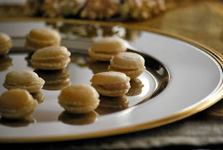 Navidad: Aperitivos: Petit macarons rellenos de mousse de foie.