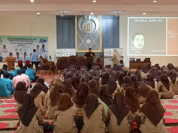 Ratusan Siswa SMK Bahas LGBT di Mesjid Raya Sumbar