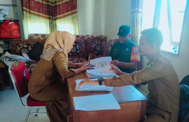 Babinsa Jesben Hutagalung dengan Staf Aparatur Desa Tapau