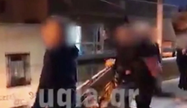 Κάτοικοι στο Κουκάκι εναντίον κατοίκου που τράξηξε την φωτογραφία – ” Βγές έξω ρουφιάνε”