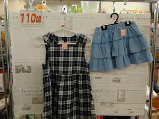 中古品　子供服　１１０㎝　左　チェック柄　ワンピース　４９０円　右　ブルー　スカート　５９０円