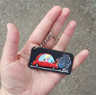 auto, samochód, car, woman, kobieta, za kierownicą, śmieszne, zabawne, funny, prezent, keychain, brelok, breloczek