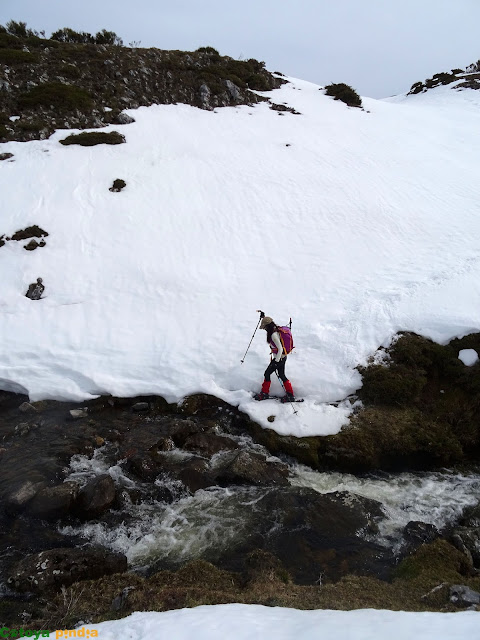 Cruzando el arroyo de la Aliviada