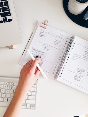 Mujer trabajando sobre su agenda