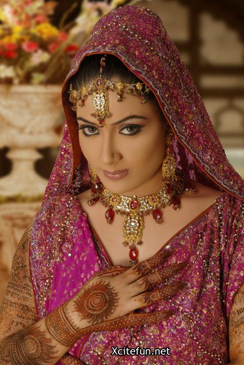 Bridal Smokey Eyes Shimmer Makeup And Mehndi Designs Collection !