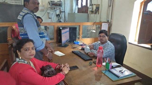 प्रखण्ड कार्यक्रम पदाधिकारी तहमीना परवीन ने बैंक के शाखा प्रबंधकों से मिलकर बच्चों के खाता का आधार सीडिंग के कार्य मे प्रगति की जानकारी लिया-nagar-
