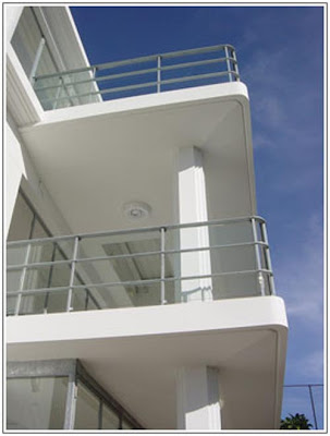 unique-art-deco-home-design-balcony