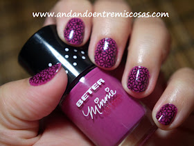 Manicura en morado con estampación