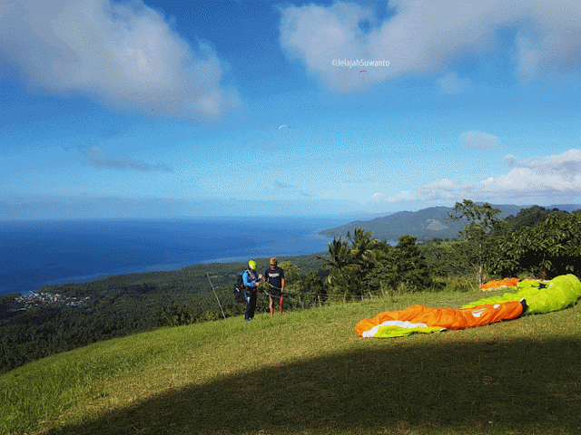Atlet paralayang take off dari flying side tahura Gunung Tumpa H.V Worang ©JelajahSuwanto