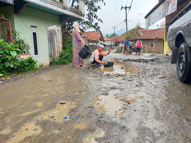 Ganggu Aktivitas ,Warga Kuras Air Kubangan Jalan Rusak Kadubitung - Bujal