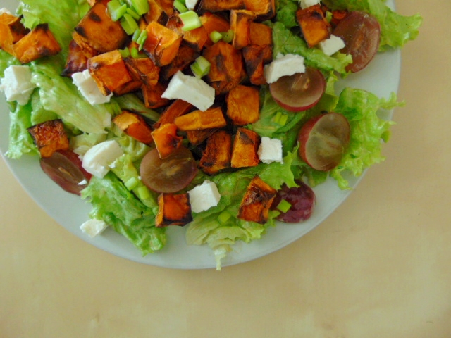 Salade Automnale - Butternut rôtie, feta & raisins // fall salad - roasted squash grapes