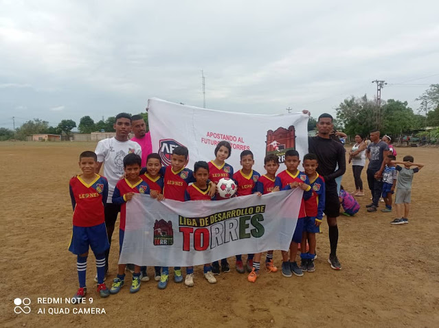 El pasado domingo se definieron los campeones y sub-campeones de las categorías Sub-8, 10, 12 y 16 de la Liga de Desarrollo del Municipio Torres, desde el campo polideportivo de "El Roble". A primera hora en la categoría Sub-8, el Deportivo Colinas de Calicanto dio cuenta del Unión Atlético Vargas, a quien venció 3 goles por 2, y de esta manera adjudicarse el título. Acto seguido, Leones BSB se impuso al combinado de Unión Atlético Vargas 3 dianas por nada en la categoría Sub-10, pizarra que le permitió acceder al título, para que posteriormente el Atlético El Roble venció 3 x 0 al UA Vargas, logrando título en ambas ligas en la categoría. Finalmente, el siempre competitivo equipo de Unión Atlético Vargas categoría Sub-16, se coronó campeón derrotando a Leones BSB 5 x 0. Es de resaltar un dato curioso, y es que en cada categoría hubo un campeón diferente, lo que nos muestra el equilibrio del talento que gozamos en Torres. E cuadro de honor quedó de la siguiente manera: Campeón Sub-8: Deportivo Colinas. @dep_colinas Campeón Sub-10: Leones BSB. @leonesbsbroblefc Campeón Sub-12: Atlético Roble. @atleticoroblefc Campeón Sub-14: Carora FC. @academiacarorafc Campeón Sub-16: Unión Atlético Vargas. @vargas03fc Felicitaciones a todos los equipos participantes en esta primera experiencia de la Liga de Desarrollo, avalada por la @somosafeloficial.  Argenis Nieves.-