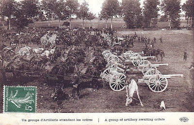 Carte postale: Un groupe D'artillerie attendant les ordres