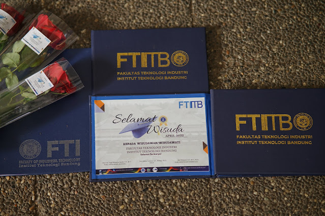 hadiah wisuda wisudawan wisudawati FTI ITB