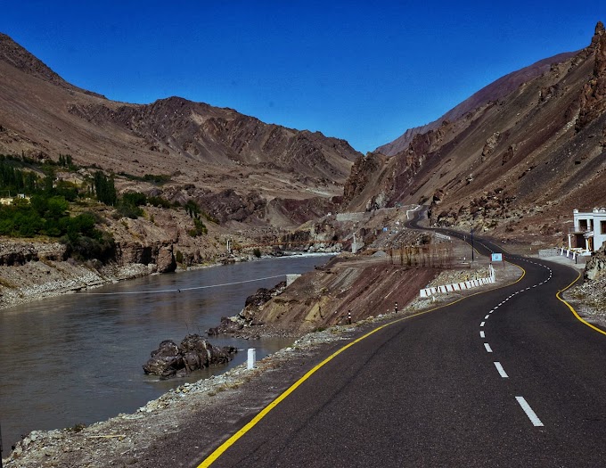 Enroute to Kargil with Indus River