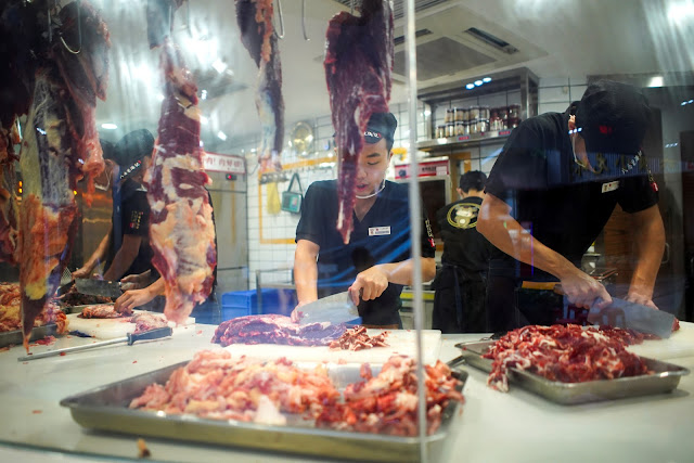 CIDADE DA CHINA PROÍBE POPULAÇÃO DE COMER CARNE DE GATOS E CACHORROS