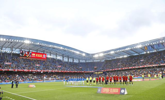 Las dos selecciones y el equipo arbitral posando para escuchar los himnos. SELECCIÓN DE ESPAÑA 5 SELECCIÓN DE ISLANDIA 0 Martes 29/03/2022, 20:45 horas. Partido internacional amistoso. La Coruña, estadio ABANCA-Riazor: 28.117 espectadores.