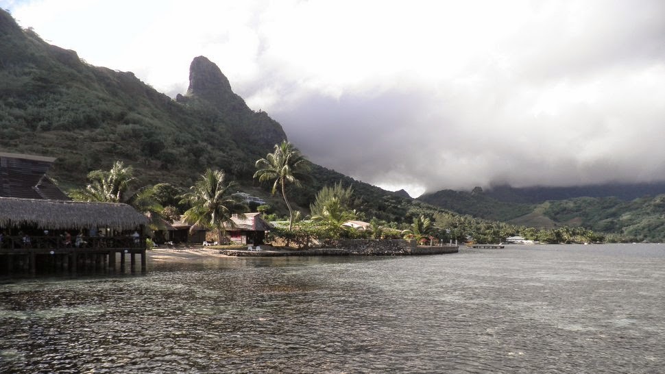 Facade Est de la Baie de Cook à Moorea