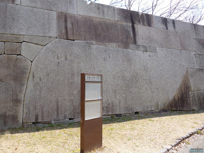 大阪城京橋口枡形の巨石