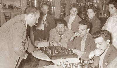 Jaume Lladó Lumbera dando unas simultáneas de ajedrez en 1955