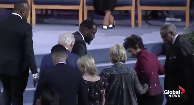 VIDEO: Two people help Hillary up stairs at Aretha Franklin funeral