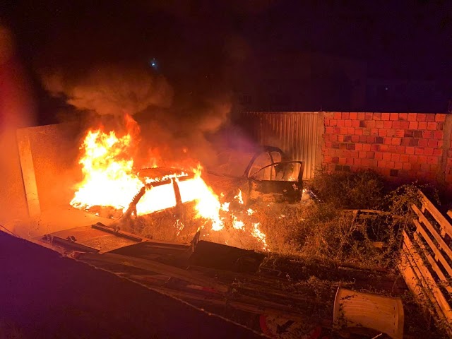 Incêndio em pátio municipal destrói dois veículos em Quixabeira 
