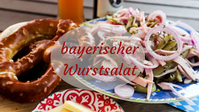 bayrischer Wurstsalat mit Brezel und Bier