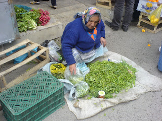 زن محلی فروشنده سبزیهای معطر 