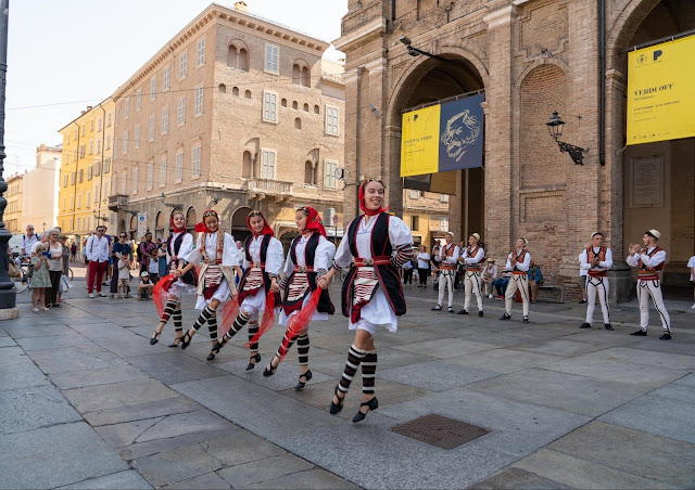 Giovani albanesi ballano in piazza "Garibaldi" a Parma