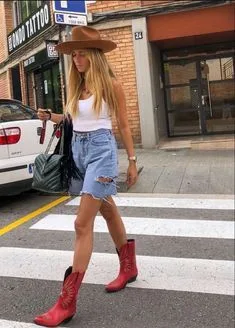 A bota estilo country tem referências bem marcantes do Velho Oeste e remetem aos cowboys e as cowgirls.  Descoladas e cheias de estilo as botas western são ideais para aquelas pessoas que gostam de ousar no seu look. Mas se você prefere um estilo mais básico saiba que existe uma bota western perfeita para você também.