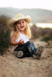 Foto Gambar Anak Perempuan Pakai Sepatu Boot