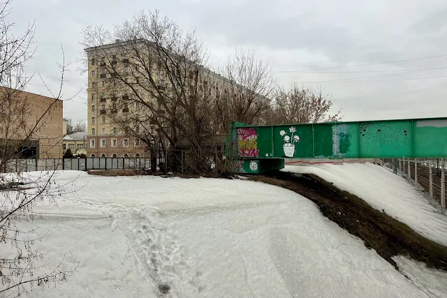 вид с Семёновского путепровода, трубопроводная эстакада над железнодорожными путями Рязанского и Казанского направлений Московской железной дороги