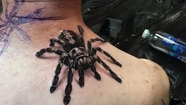 Imagen de un tatuaje de tarántula en la espalda
