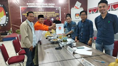 Ketua DPD PKS Menyerahakan Dokumen Perbaikan BCAD Ke KPU Bulukumba, PKS Optimis Menang Pada Pemilu 2024