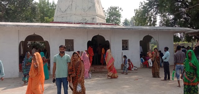 अष्ठभुजी मंदिर गोतरा में दुर्गा नवमी के दिन रही भारी भीड़,कन्या भोज के साथ हुआ भंडारा