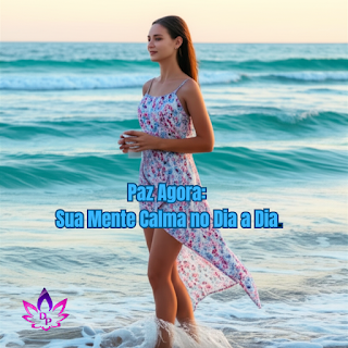 "Mulher sorridente de frente, com vestido tropical sem mangas, andando descalça na beira de um mar azul-claro com espuma das ondas ao pôr do sol ou nascer do sol, segurando uma caneca, simbolizando bem-estar e atenção plena no dia a dia."