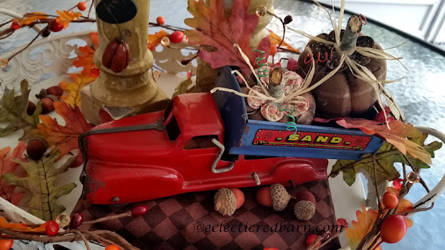 Autumn Home Vignette Challenge. Share NOW #vignette #challenge #fallchallenge #pumpkins #eclecticredbarn