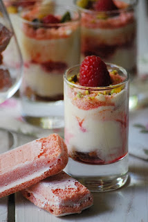 Tiramisu de frambuesas y biscuits roses de Reims.