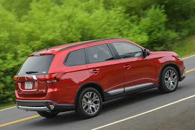Rear 7/8 view of 2016 Mitsubishi Outlander GT S-AWC