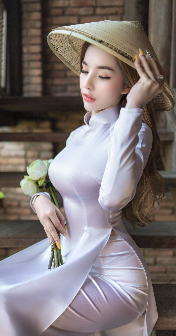Thiếu nữ ngồi áo dài trắng nón lá