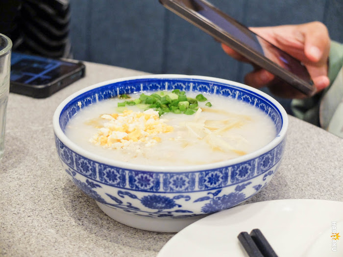 Bubur ayam bersama telur masin