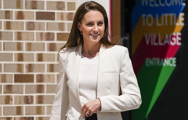 Kate Middleton wore a new ivory inverted lapel collar long blazer by Zara. Black pups and beige clutch