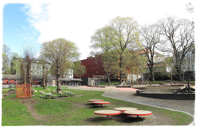 Kråkeslottet barnehage og Sofienberg skole. Bak ser vi opp mot Helgesens gate på Rodeløkka.